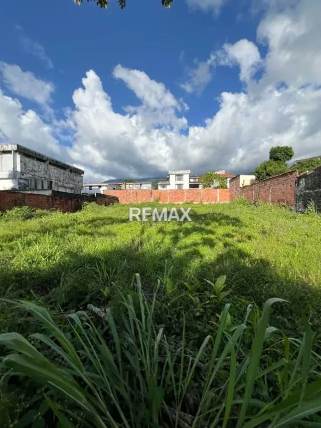 Se vende amplia parcela de terreno totalmente plana, OPORTUNIDAD DE INVERSIÓN EN LA URB. MÉRIDA!