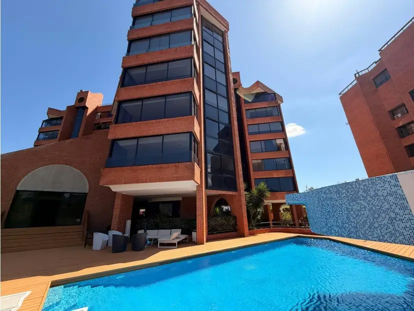 Se alquila Apto 200m² 3h+s/3b+s/3p Colinas de Valle Arriba