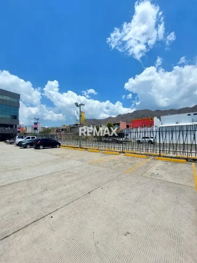 Venta de Local Comercial en el C.C Paseo Jardín Mañongo 22mts2 - 5