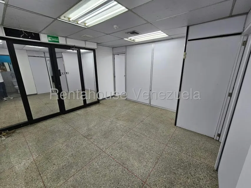Local Comercial en Alquiler en La Urbina, Distrito Metropolitano - 3