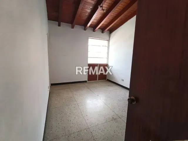Hermosa casa en venta - Urbanización Miranda - 12