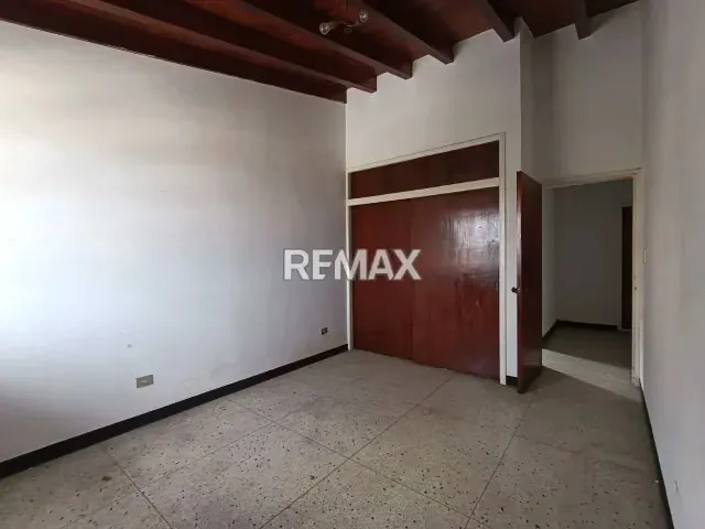 Hermosa casa en venta - Urbanización Miranda - 16