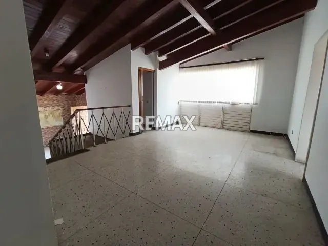 Hermosa casa en venta - Urbanización Miranda - 18