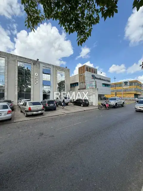 En Venta Local Comercial en Av. luis del Valle Garcia