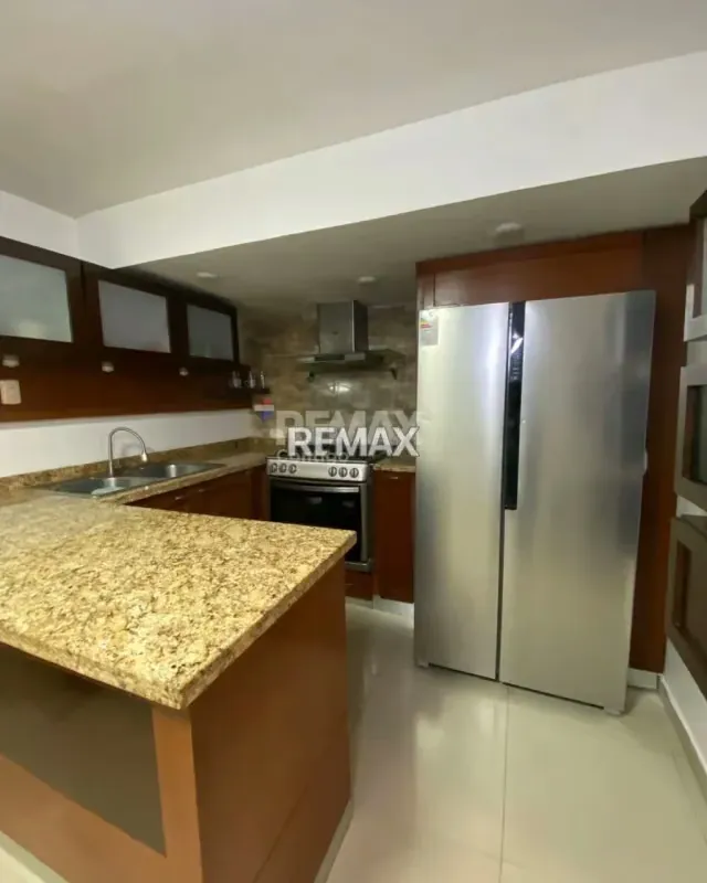 Townhouse en C.R Las Islas, Avenida Goajira. En Venta - 2