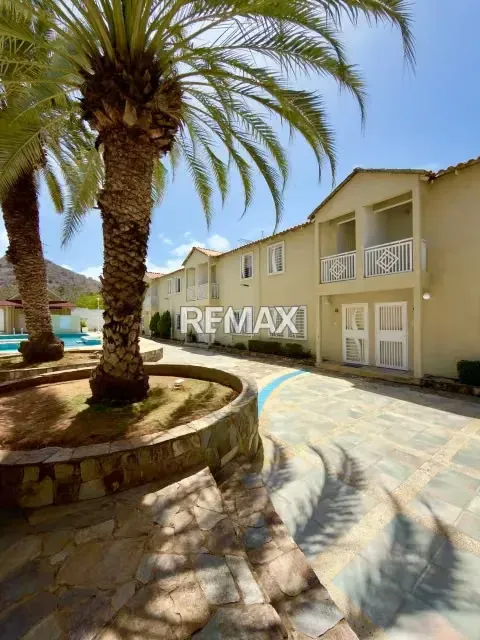 ALQUILER DE TOWNHOUSE EN LOS ROBLES