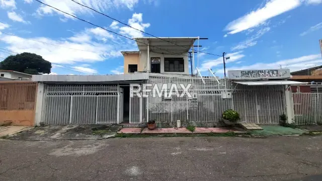 Casa en Venta para REMODELAR Urb. Jacinto Lara del Este, cerca de Iglesia El Salvador