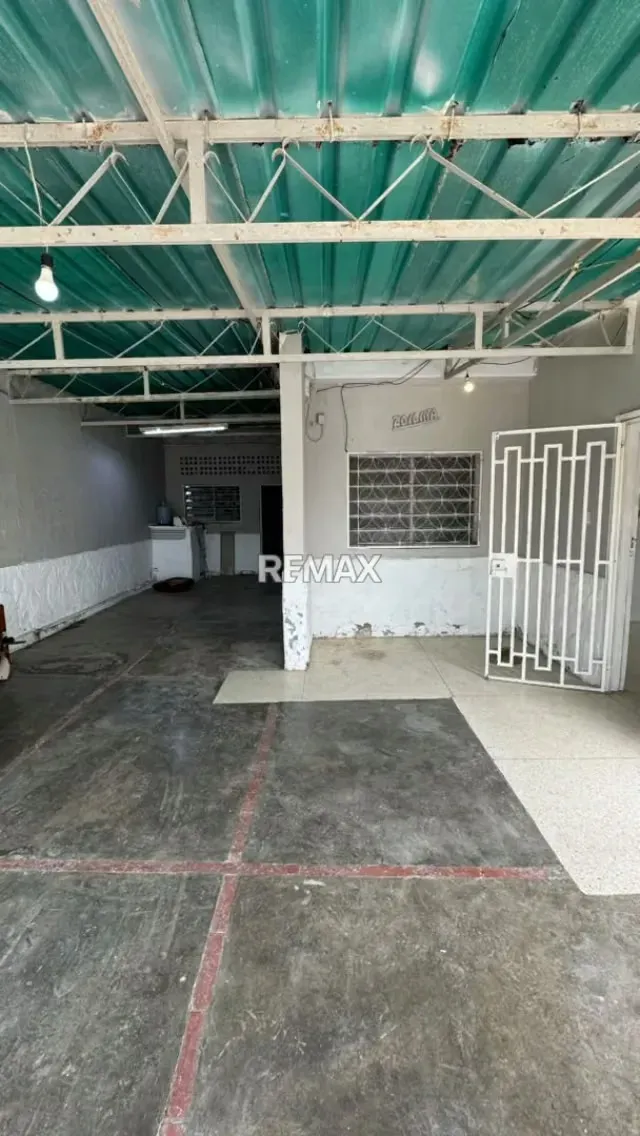 Casa en Venta para REMODELAR Urb. Jacinto Lara del Este, cerca de Iglesia El Salvador - 11