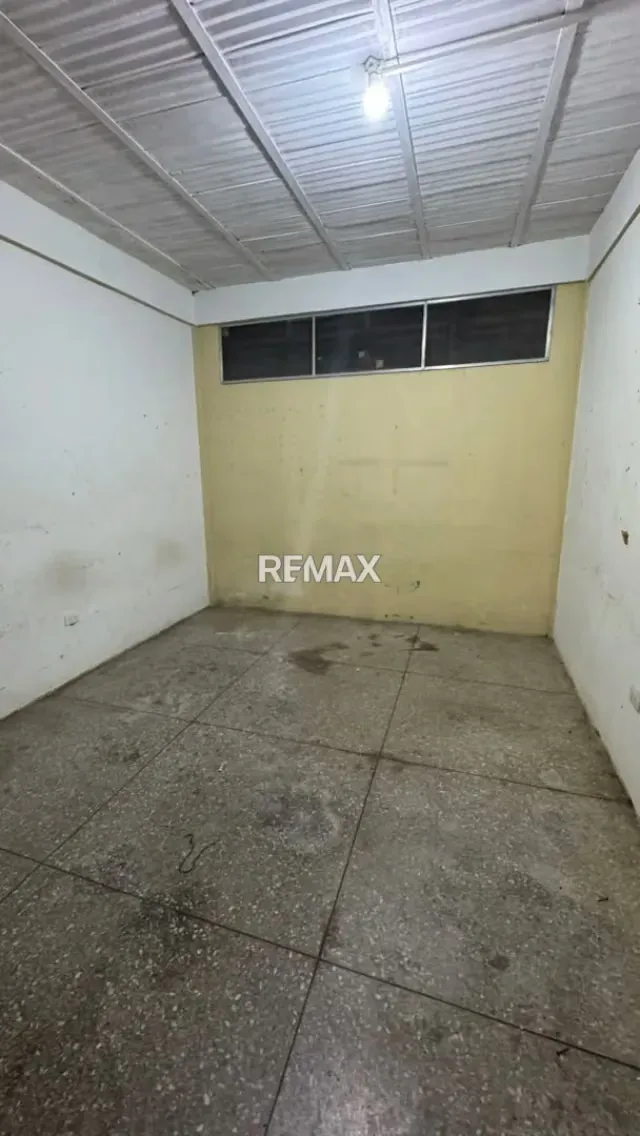 Casa en Venta para REMODELAR Urb. Jacinto Lara del Este, cerca de Iglesia El Salvador - 4