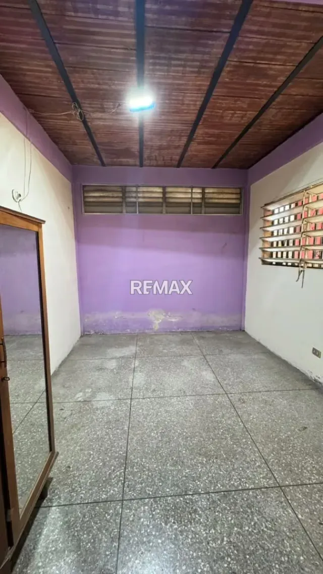 Casa en Venta para REMODELAR Urb. Jacinto Lara del Este, cerca de Iglesia El Salvador - 5