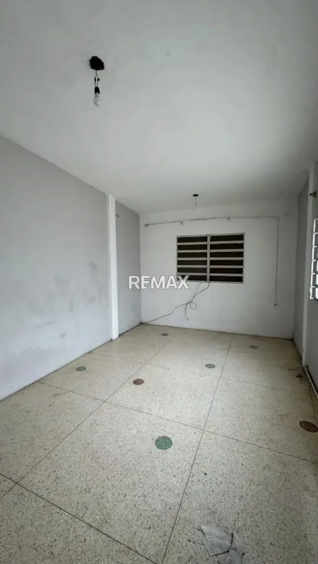 Casa en Venta para REMODELAR Urb. Jacinto Lara del Este, cerca de Iglesia El Salvador - 10