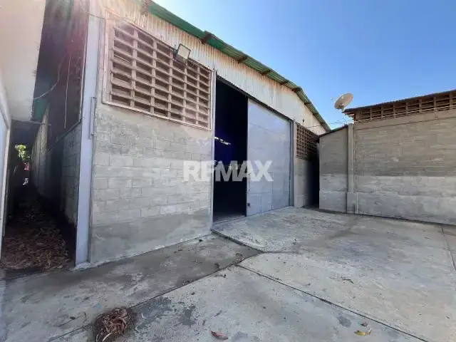 Alquiler Galpón ubicado en zona industrial Sur frente a San Simón*