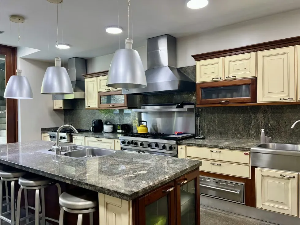 Se Vende casa 2.320MT c/1.073MT t/6h+2s/8b+3s/8p/Los Chorros/4945 - 7