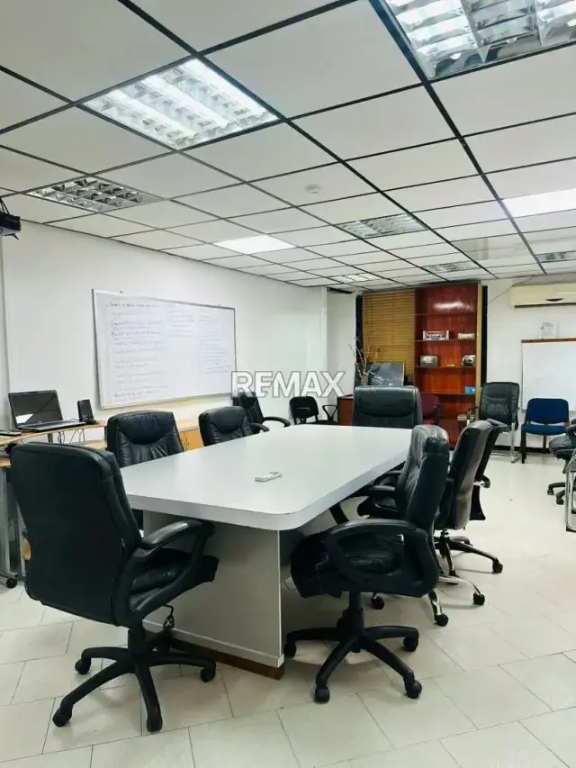 Alquiler de oficina Av. Don Julio Centeno con 700mts aproximadamente