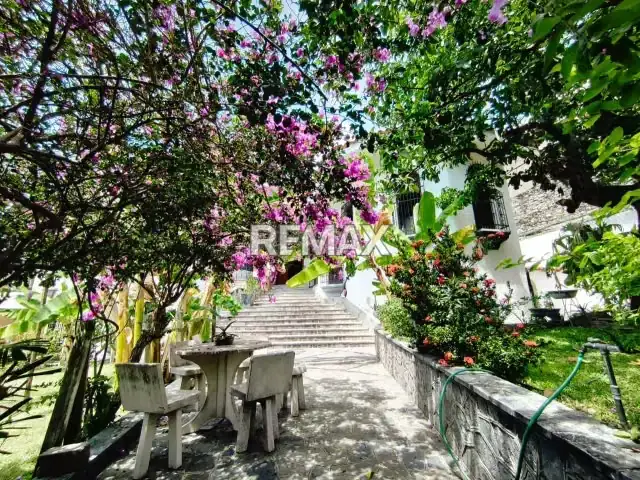 Venta de Casa en La Viña 1030m², Subida Hotel Intenacional