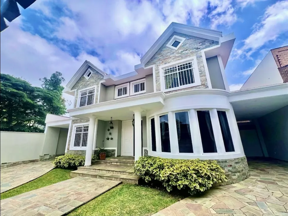 CASA ESTILO CONTEMPORANEO EN LOMAS DE LA LAGUNITA 636,30 M2 C.