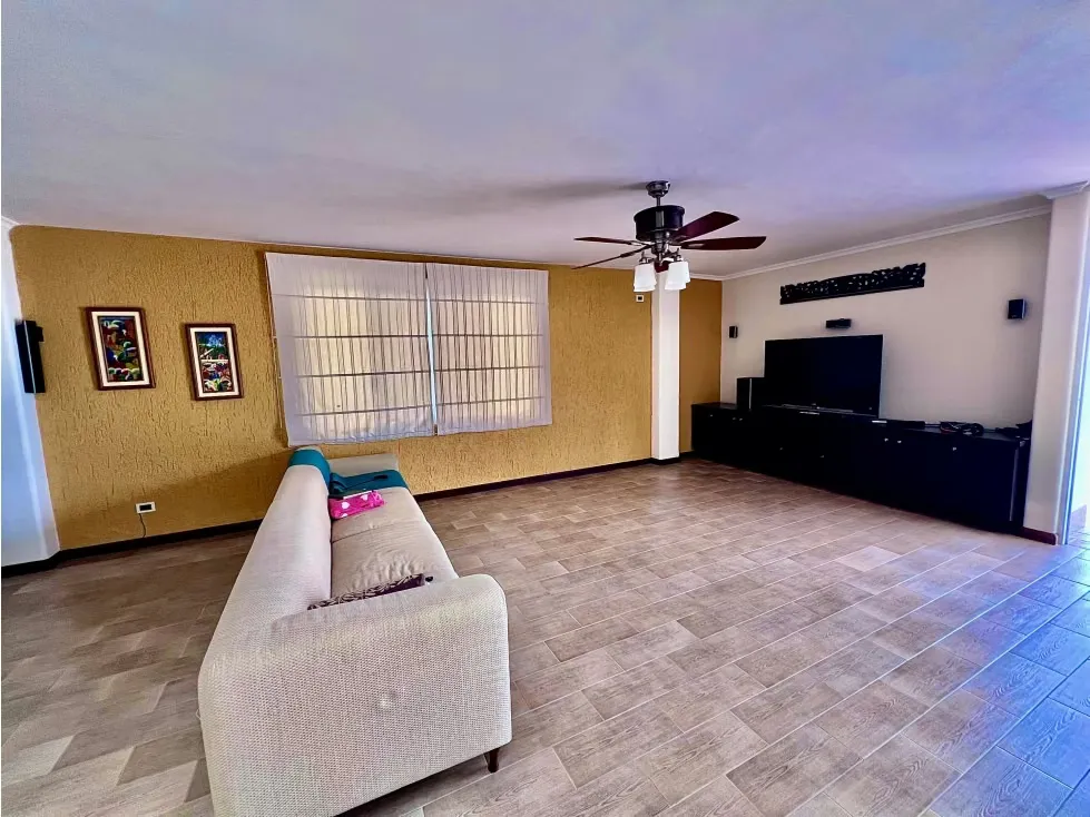 CASA ESTILO CONTEMPORANEO EN LOMAS DE LA LAGUNITA 636,30 M2 C. - 16