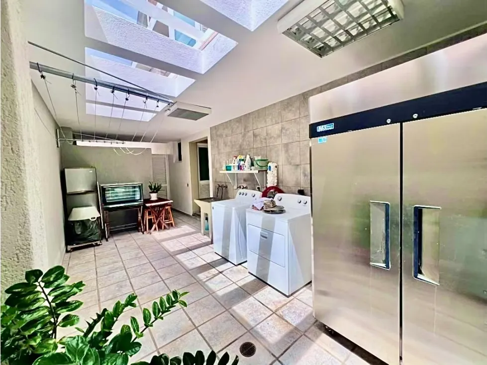 CASA ESTILO CONTEMPORANEO EN LOMAS DE LA LAGUNITA 636,30 M2 C. - 25