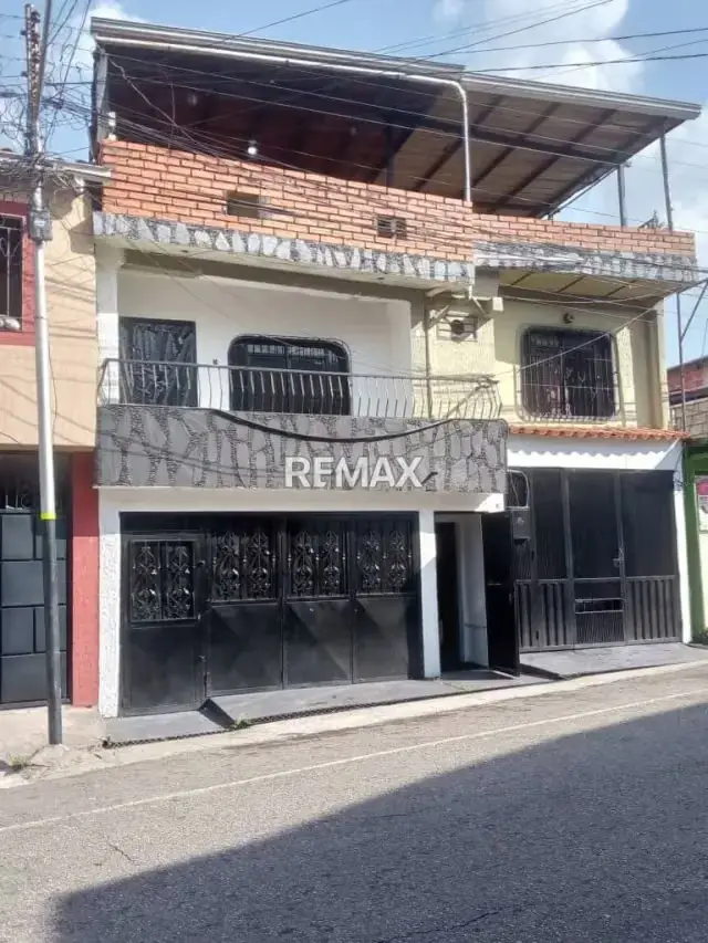 Se vende una casa con local comercial en cordero Av Bolívar cerca del vivero ,
