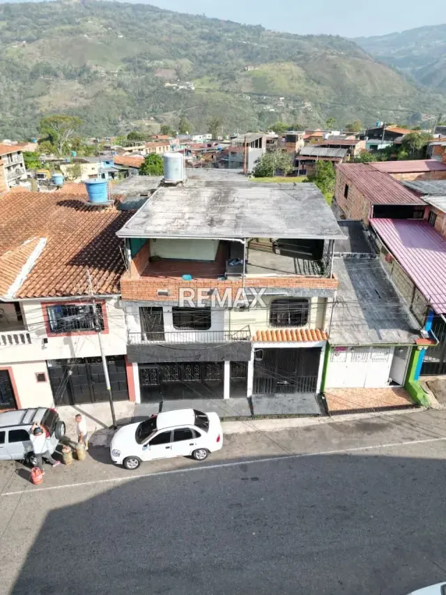 Se vende una casa con local comercial en cordero Av Bolívar cerca del vivero , - 4