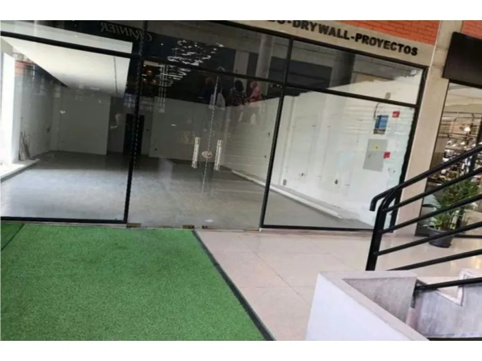 Se Alquila Local Comercial de 240 m2 nivel SD EN CC Santa Monica