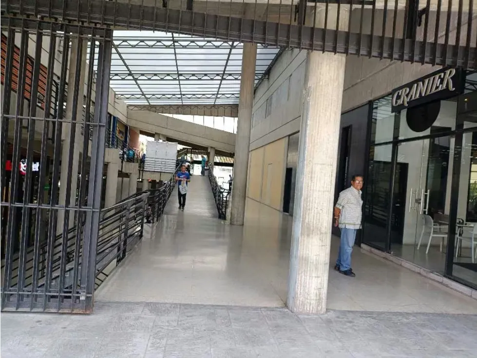 Se Alquila Local Comercial de 240 m2 nivel SD EN CC Santa Monica - 3