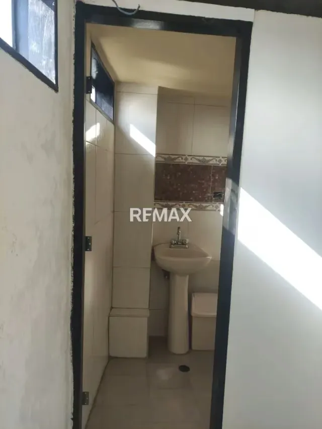 Se Alquila Edificio Comercial para Consultorios - ¡Ubicación Estratégica! Se alquila moderno edificio de 244 m² - 14