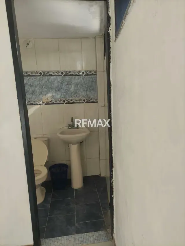 Se Alquila Edificio Comercial para Consultorios - ¡Ubicación Estratégica! Se alquila moderno edificio de 244 m² - 15