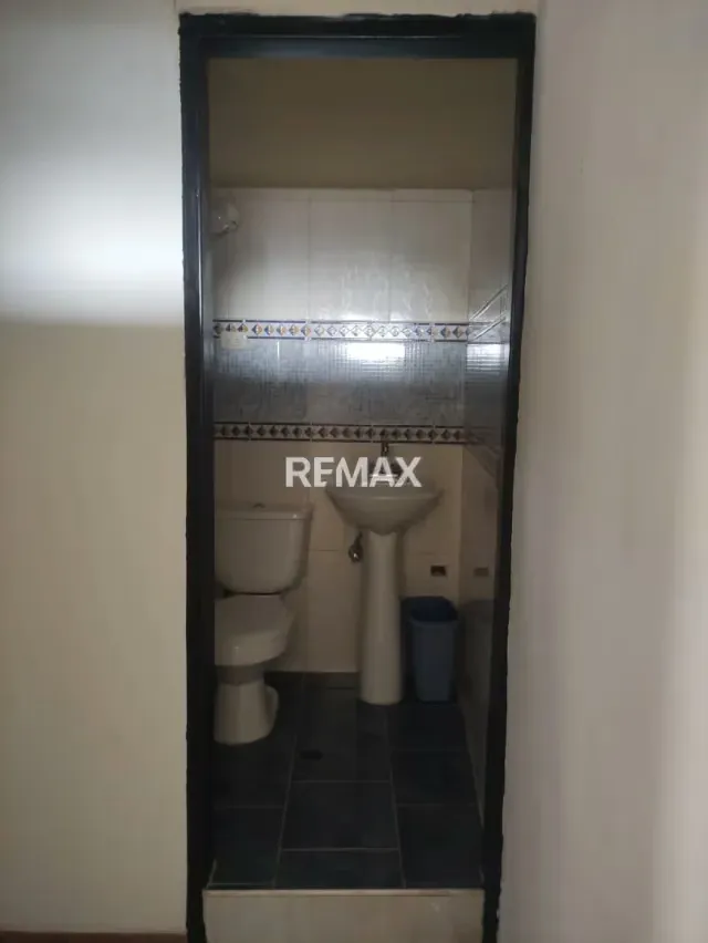 Se Alquila Edificio Comercial para Consultorios - ¡Ubicación Estratégica! Se alquila moderno edificio de 244 m² - 16