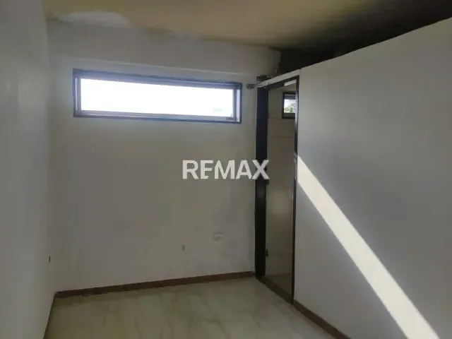 Se Alquila Edificio Comercial para Consultorios - ¡Ubicación Estratégica! Se alquila moderno edificio de 244 m² - 7