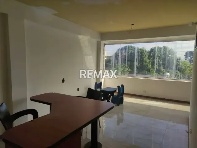 Se Alquila Edificio Comercial para Consultorios - ¡Ubicación Estratégica! Se alquila moderno edificio de 244 m² - 9