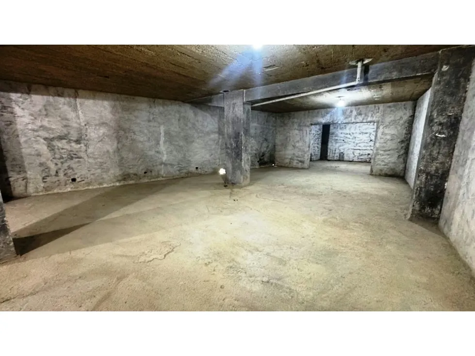 LOCAL COMERCIAL - PARROQUIA ALTAGRACIA - 666 Mts2 - 8