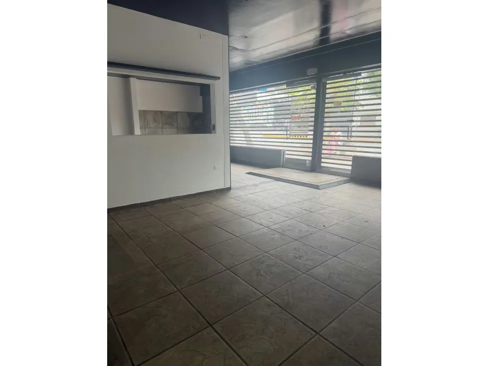 Alquilo local a pie de calle 120m2 Chacao 1679