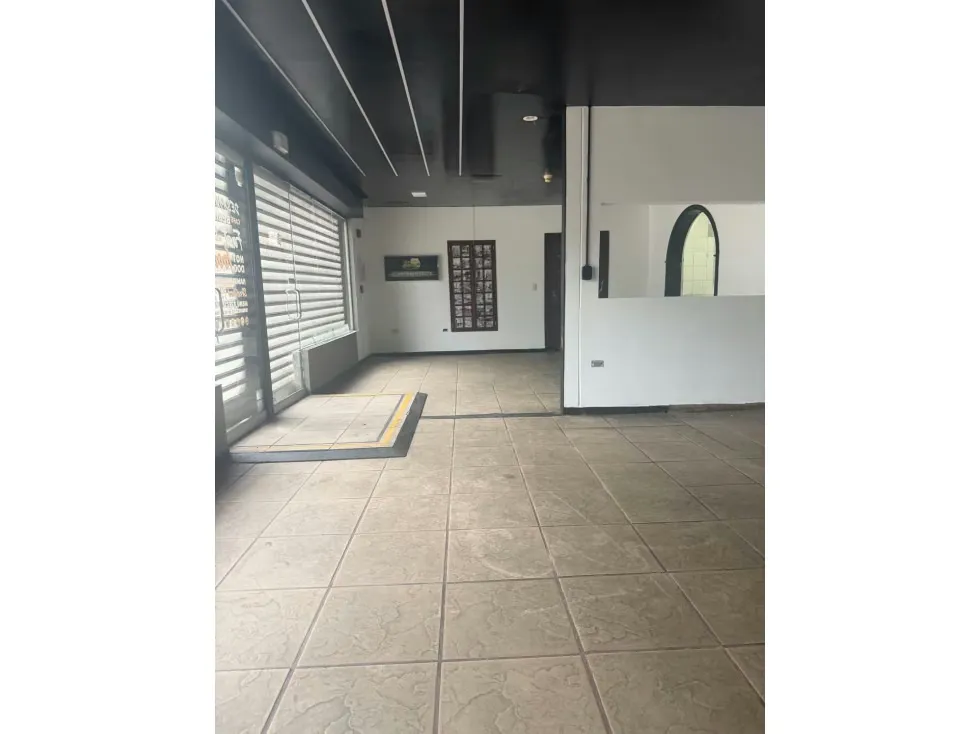 Alquilo local a pie de calle 120m2 Chacao 1679 - 3