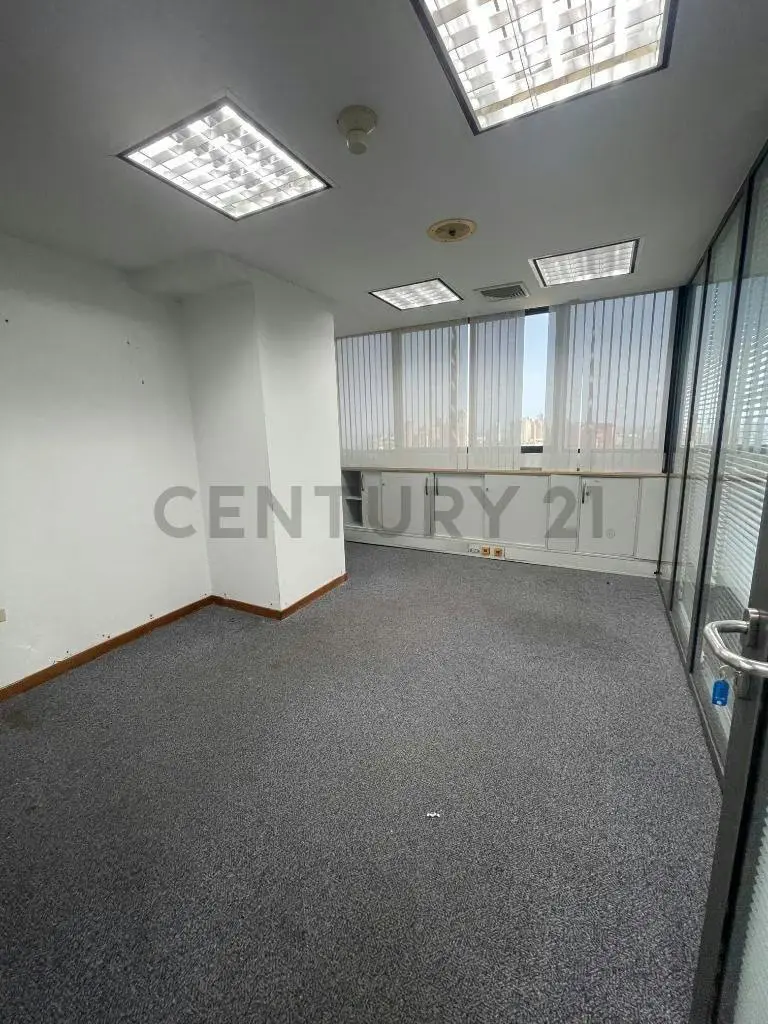VENDE Moderna Oficina en Torre Claret Sector 5 de Julio - 9