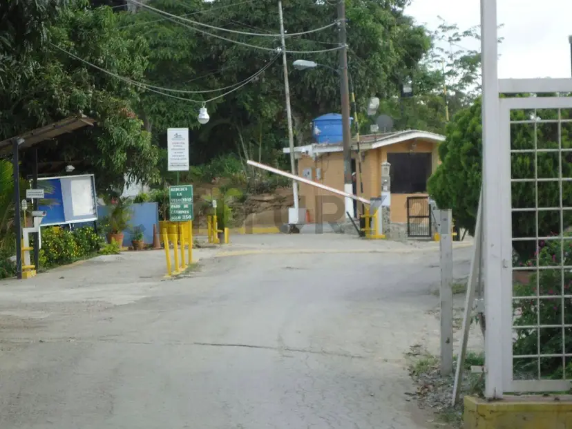 Venta en Los Robles terreno. Vigilancia 24/7