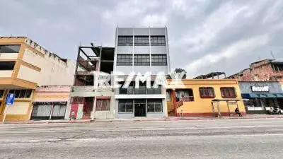 Edificio comercial, ubicado 7ma Avenida El Centro