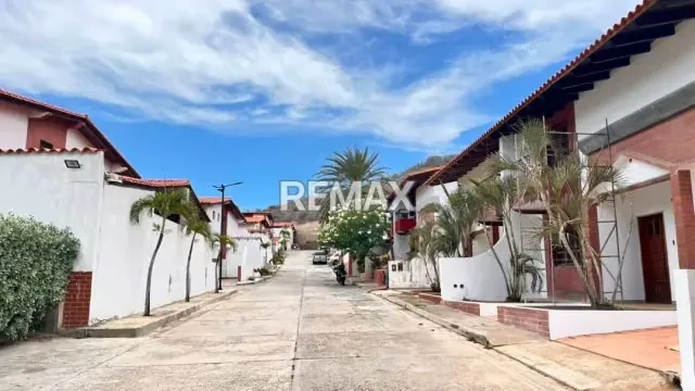 CAMINA A LA PLAYA Y A TODO, TH PARA REMODELAR EN LA MEJOR ZONA DE PAMPATAR - 3