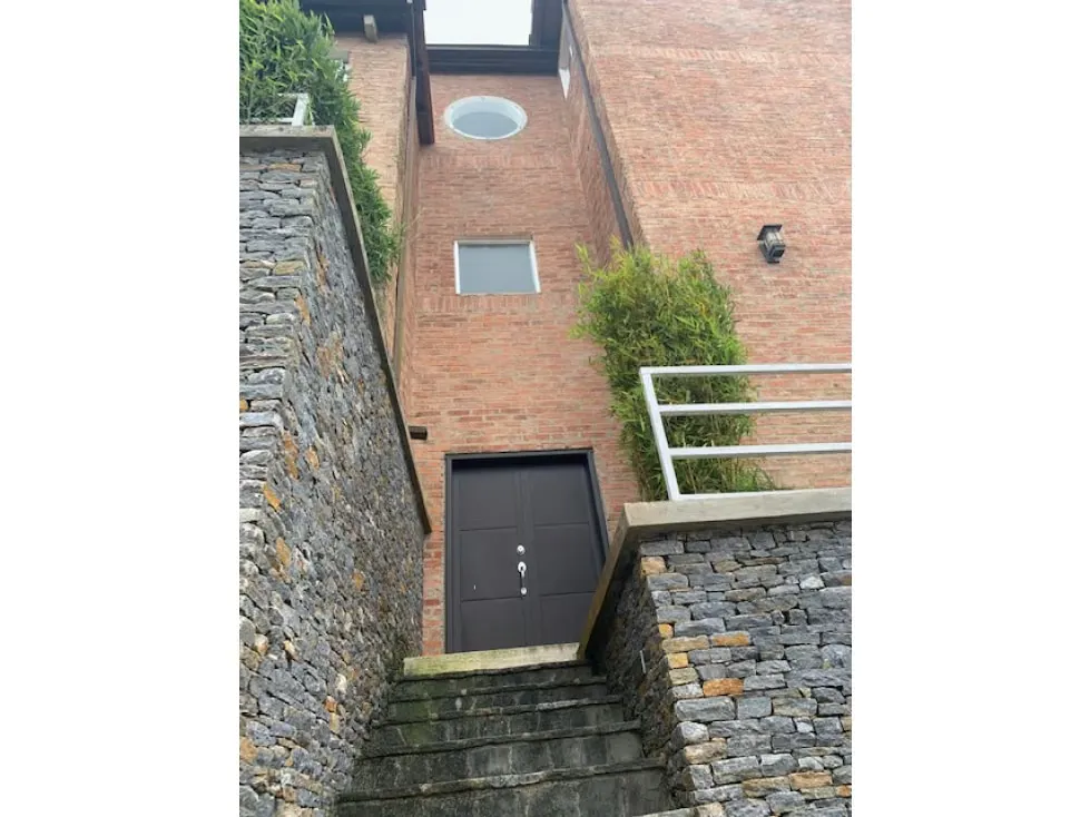 Vendo Casa de 3 Niveles en Urbanización Oripoto