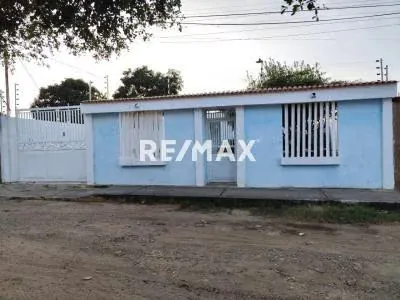 Hermosa Casa en el Barrio Virgen del Carmen Entrada por Bomba Caribe
