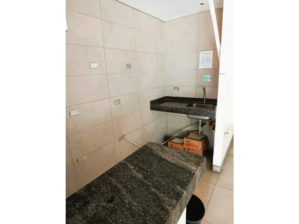 Alquilo local comercial 151m2 La Urbina 5895 - 17