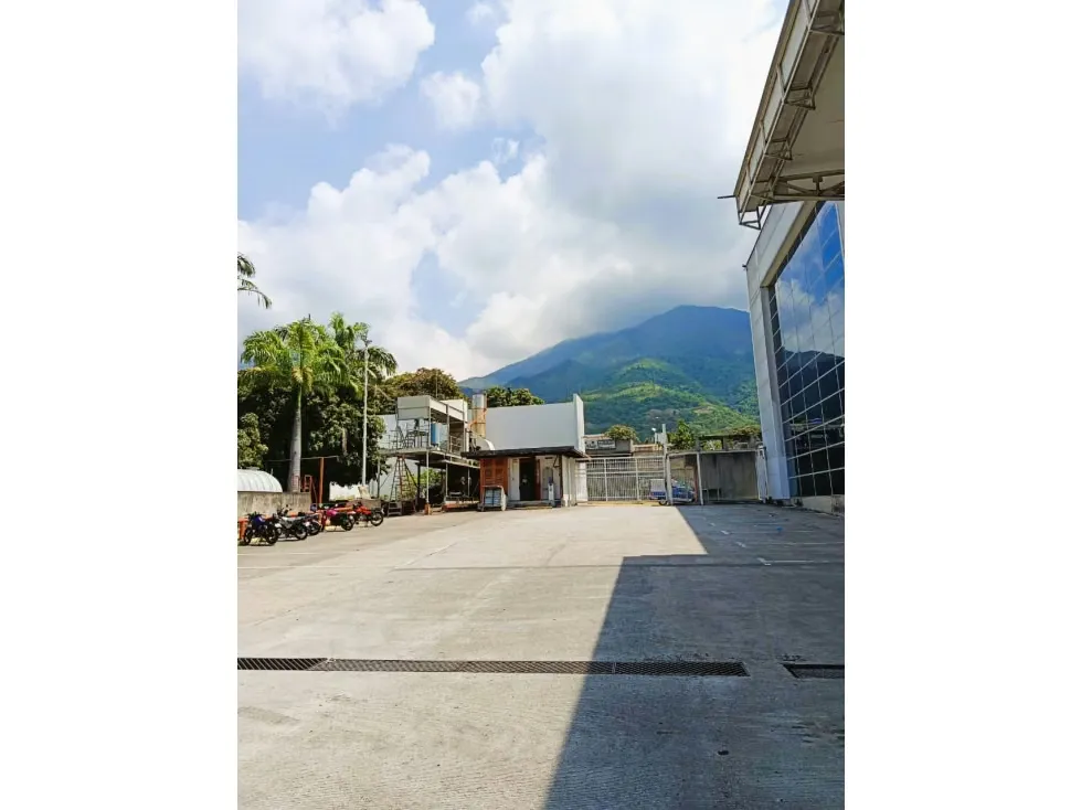 Alquilo local comercial 151m2 La Urbina 5895 - 22
