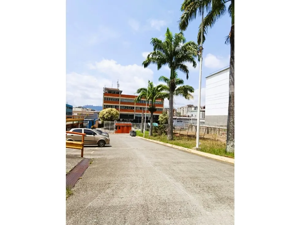 Alquilo local comercial 151m2 La Urbina 5895 - 23