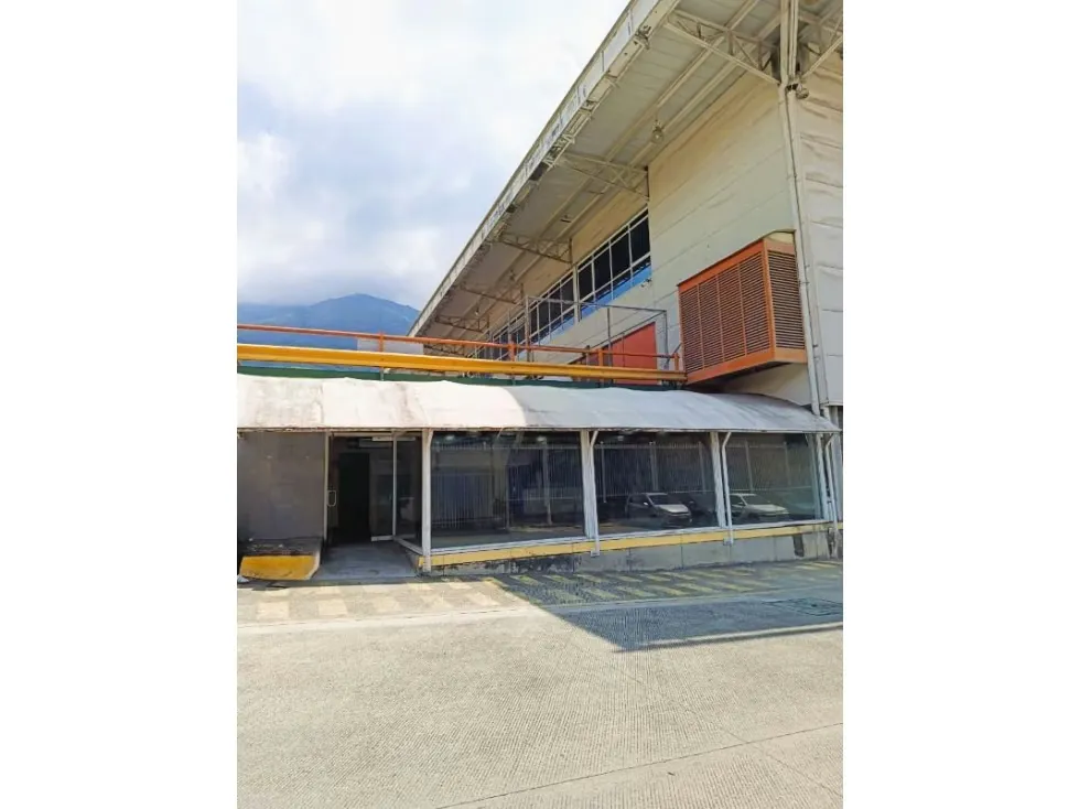 Alquilo local comercial 151m2 La Urbina 5895 - 3