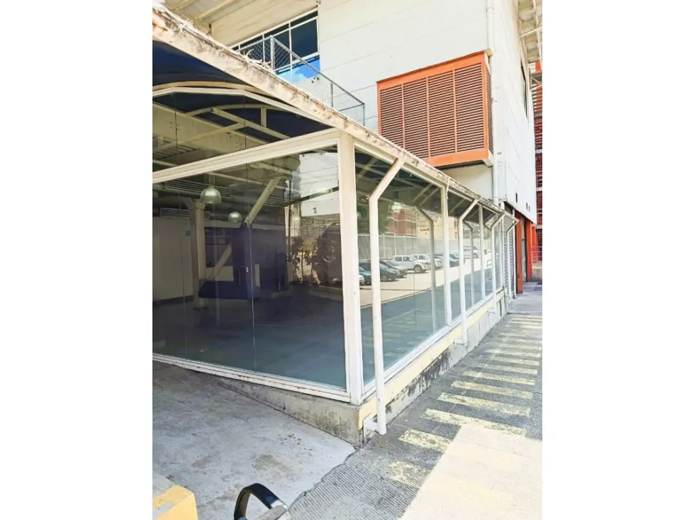 Alquilo local comercial 151m2 La Urbina 5895 - 4