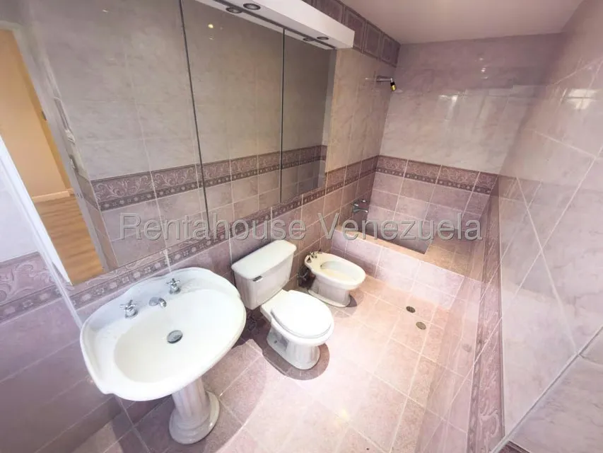 Apartamento (Multiples Niveles) en Alquiler en Los Palos Grandes, Distrito Metropolitano - 17