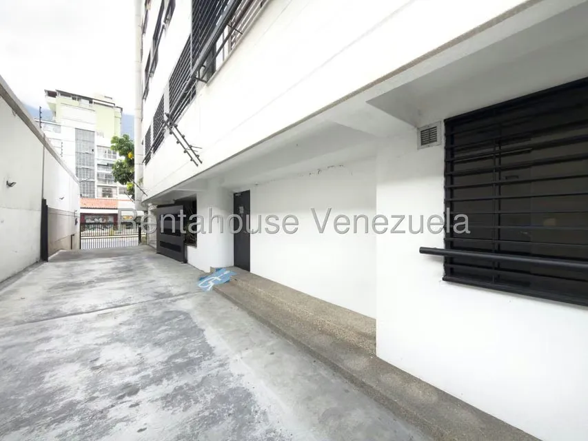 Apartamento (Multiples Niveles) en Alquiler en Los Palos Grandes, Distrito Metropolitano - 35