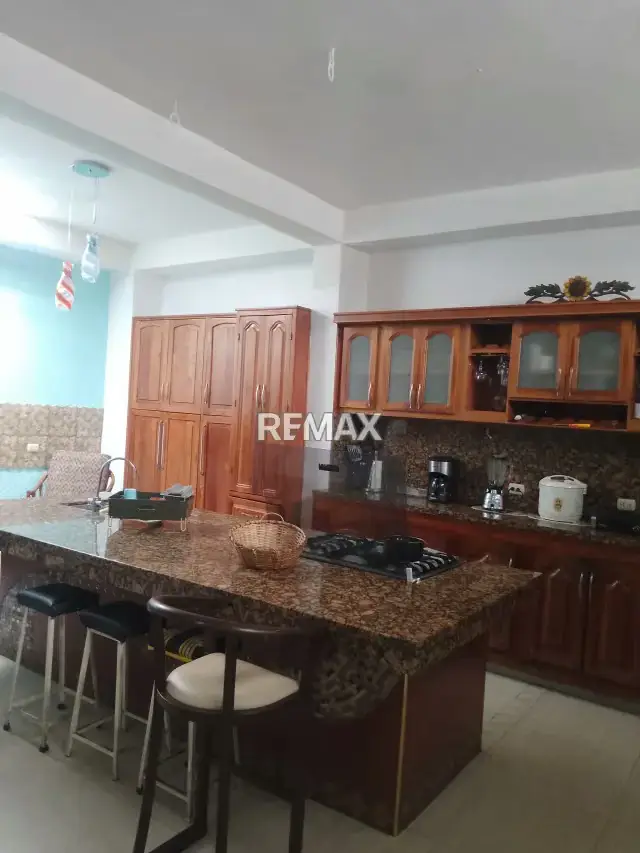 Casa Grande Moderna con Depósito
