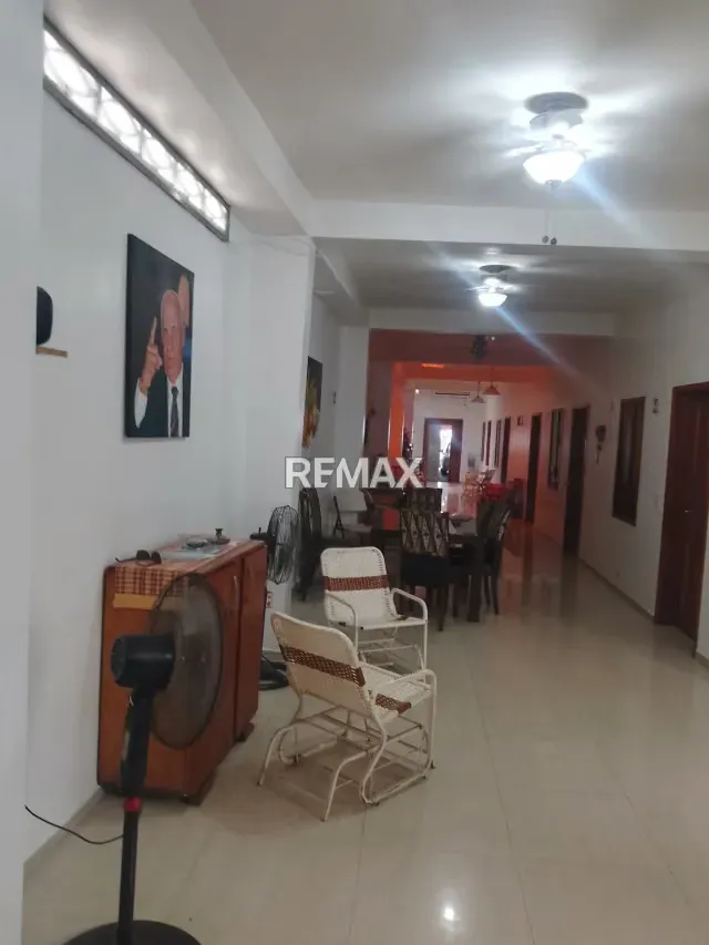 Casa Grande Moderna con Depósito - 3