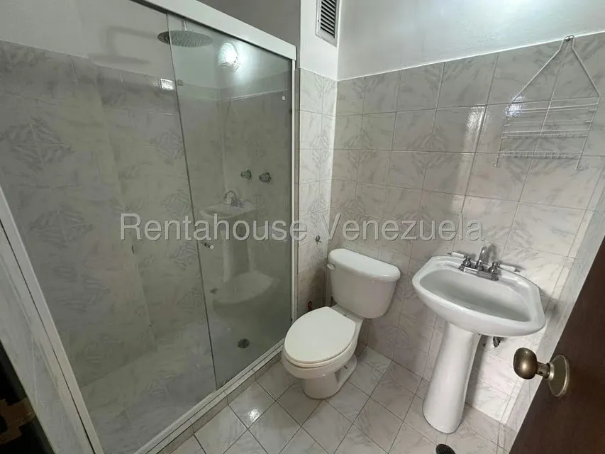 Apartamento (1 Nivel) en Alquiler en Patarata, Lara - 11
